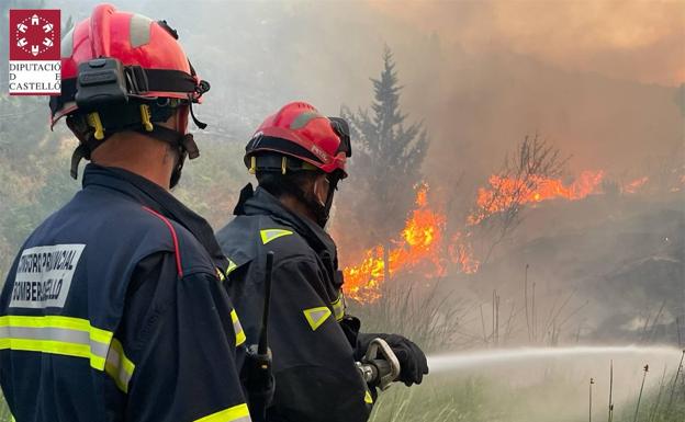 Los bomberos extinguen el fuego en Bejís. 