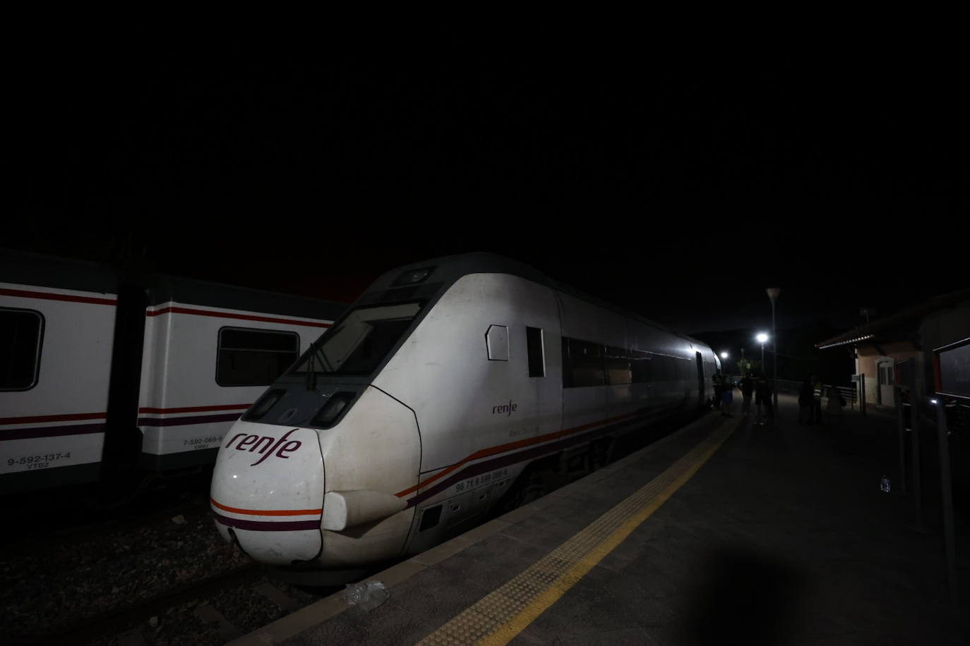 Fotos: El tren desde donde han saltado varios pasajeros ante la proximidad del incendio de Bejís