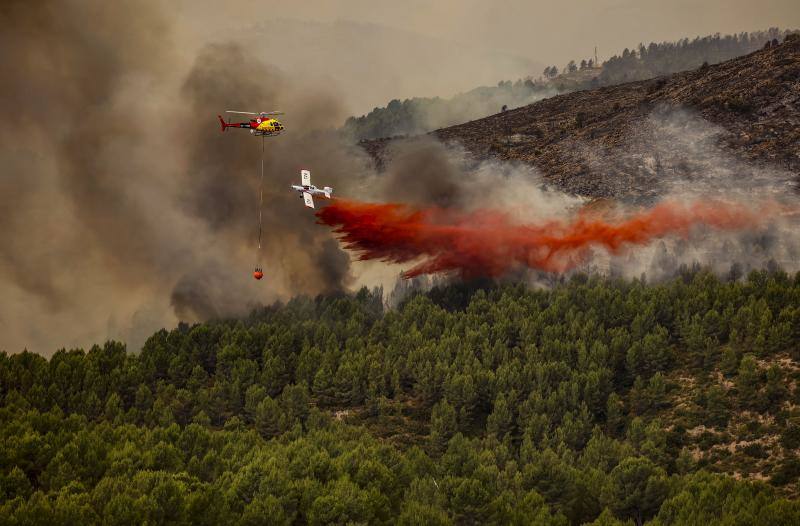 Fotos: Los bomberos siguen luchando contra el fuego en Bejís