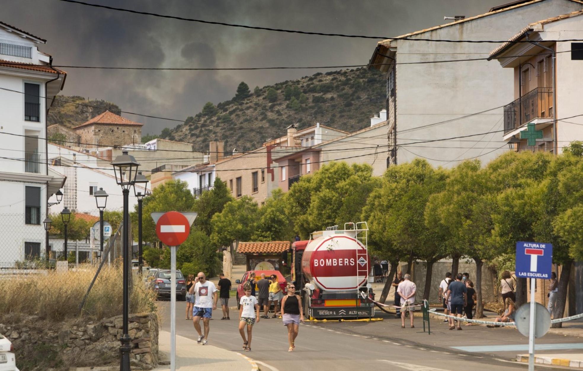 Vista del incendio desde las calles de Bejís. 