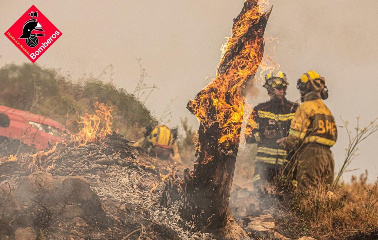 Bomberos trabajan en las labores de extinción del incendio de Vall d´Ebo. REUTERS