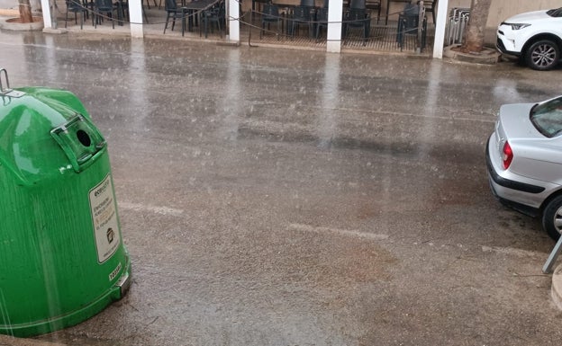 La lluvia empapa las calles de Pego este miércoles. 