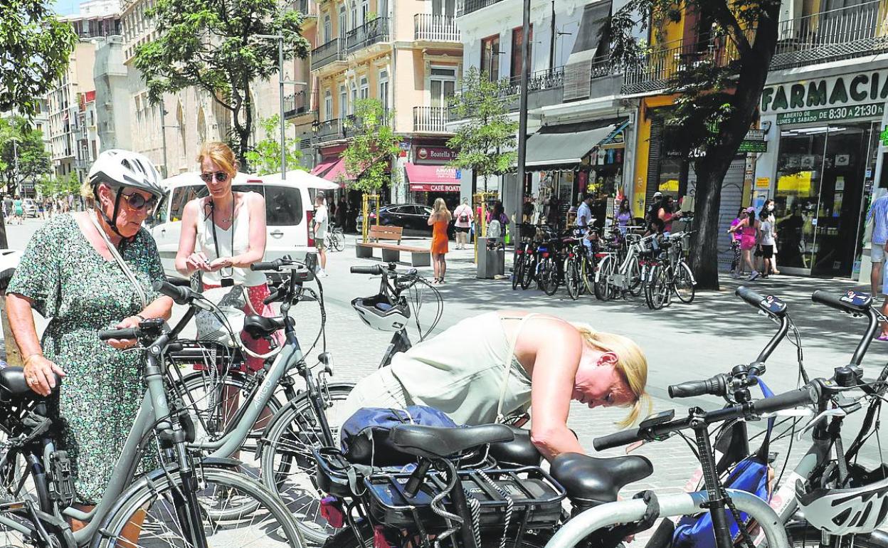 Turistas en el centro de Valencia. 