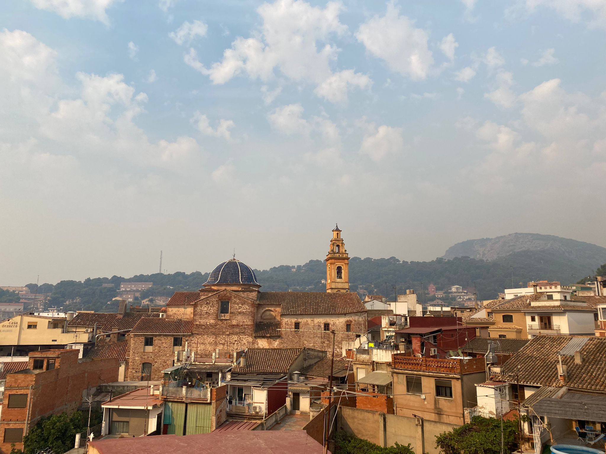 El olor a quemado llega a las localidades de la Calderona y la nube de ceniza es visible desde numerosos puntos 