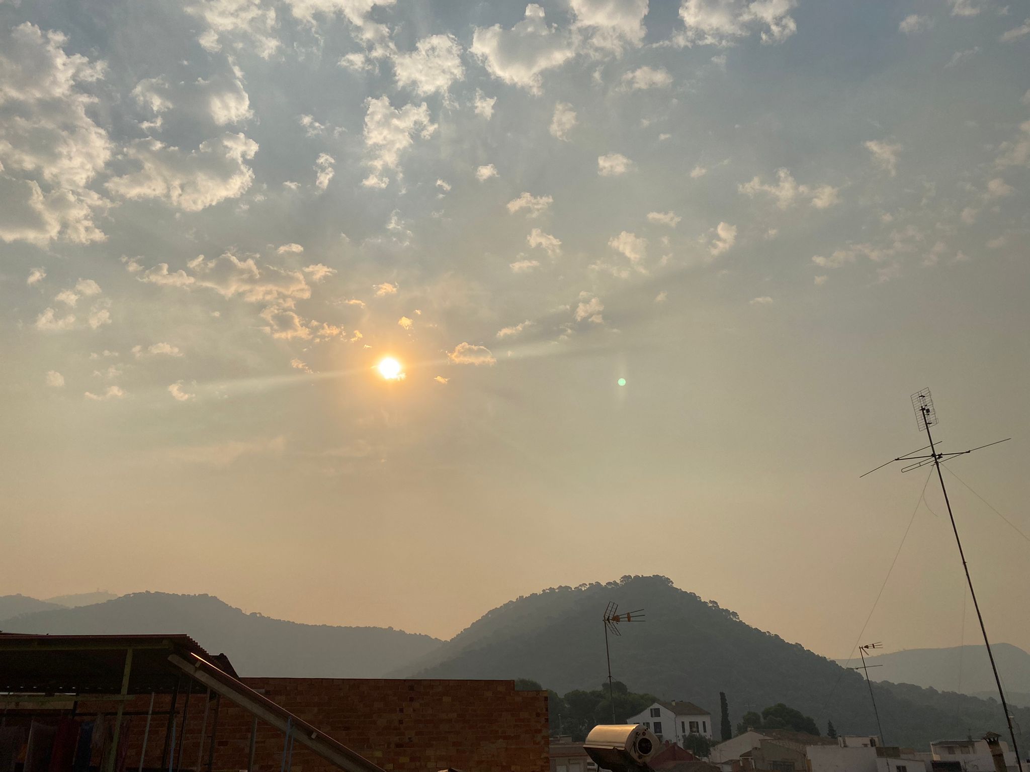 El olor a quemado llega a las localidades de la Calderona y la nube de ceniza es visible desde numerosos puntos 