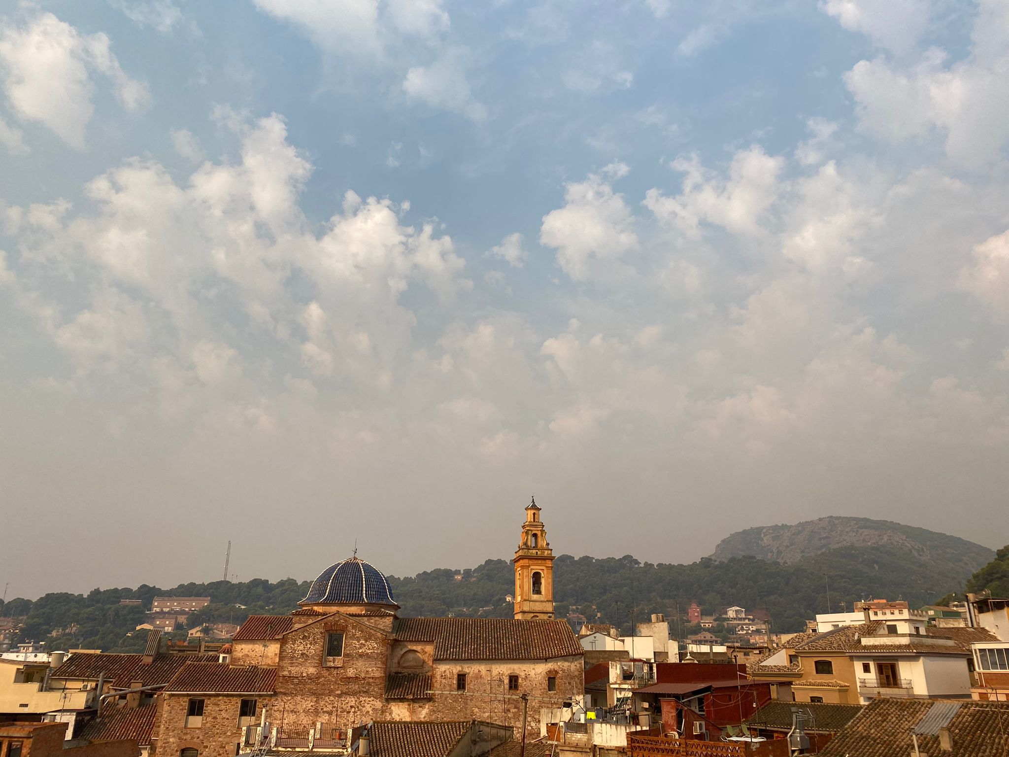 El olor a quemado llega a las localidades de la Calderona y la nube de ceniza es visible desde numerosos puntos 