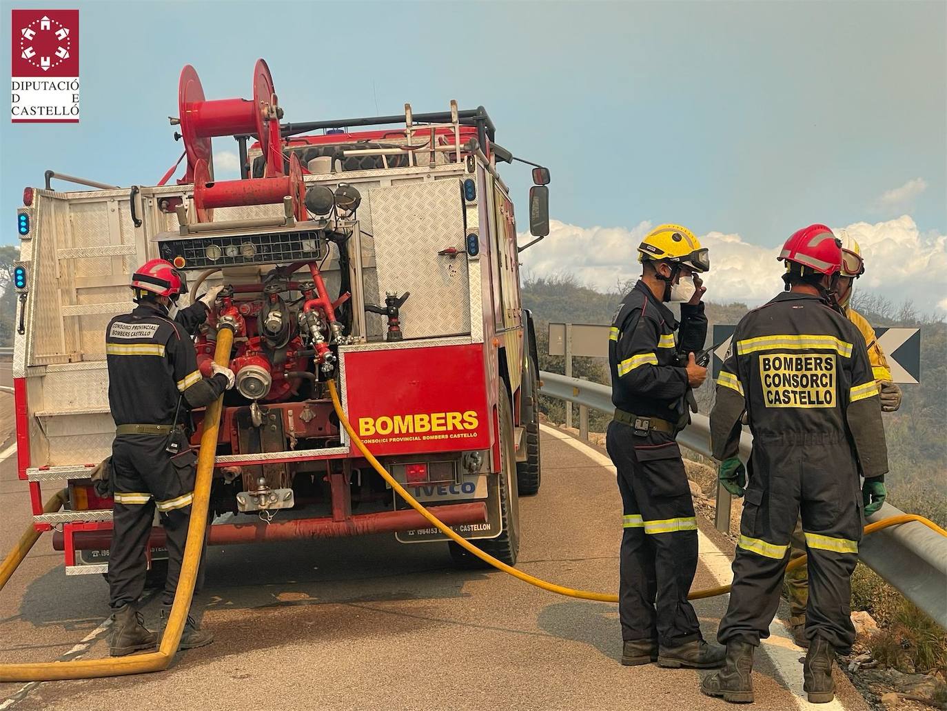 Despliegue de dotaciones de bomberos de Diputación de Castellón y medios aéreos en la zona próxima al Santuario de la Cova Santa de Altura.