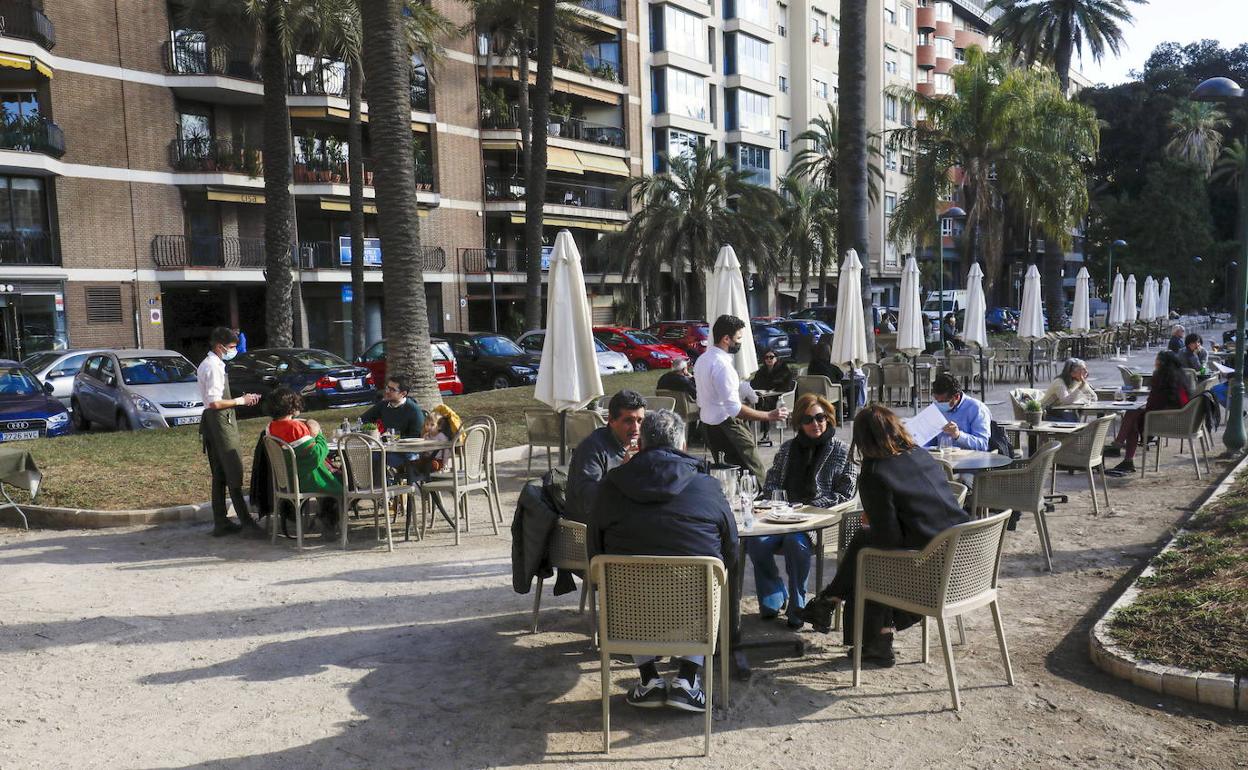 Terrazas del paseo de la Alameda, llenas de mesas. 