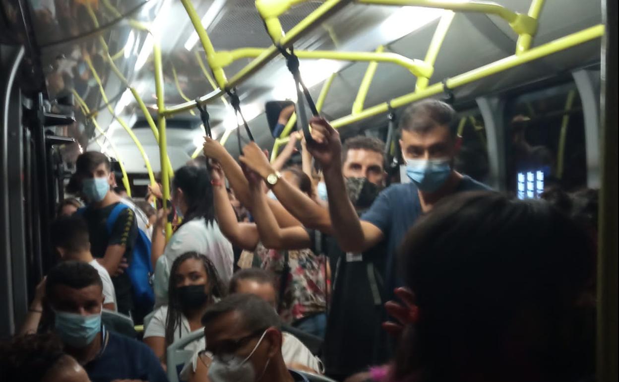 Uno de los autocares llenos en un recorrido durante una jornada laboral. 