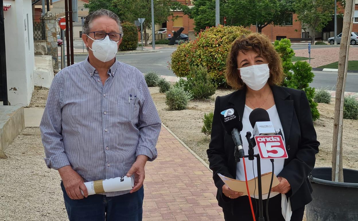 La concejala Vera (derecha) junto al alcalde castellut Antonio Bernabeu. 