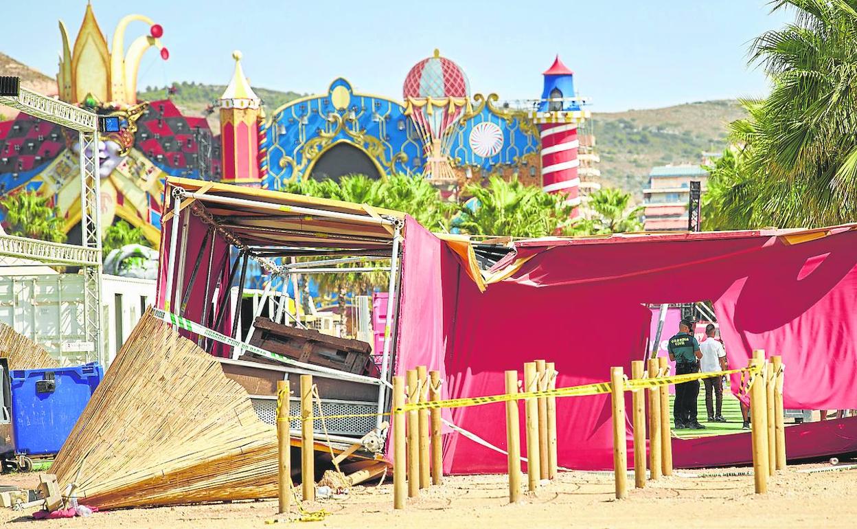 Una de las estructuras derribadas por el viento en el recinto del festival. 