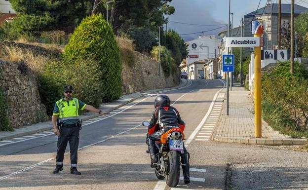 ¿Se puede obligar a confinar a la población por un incendio forestal? Hay hasta multas 