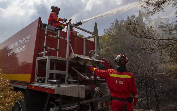 Evitar que reviva el fuego. El camión cisterna 'Nodriza' participa en una tarea de extinción en la sierra de La Solana. 