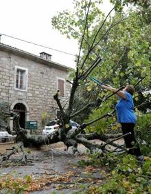 Imagen secundaria 2 - Tormenta mortal en Córcega: un vendaval con rachas de hasta 224 km/h deja cinco muertos, entre ellos una menor de 13 años