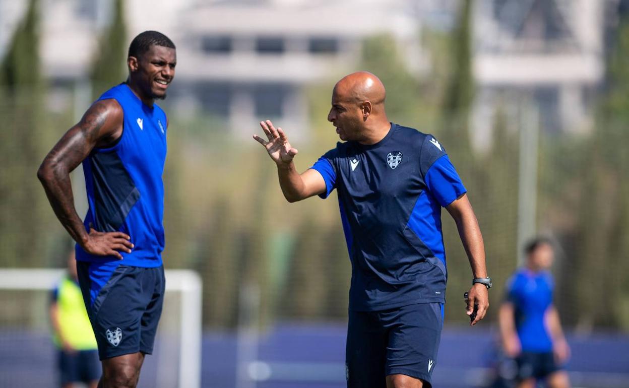 Mehdi Nafti da indicaciones a Wesley Moraes durante el entrenamiento de este viernes en Buñol.