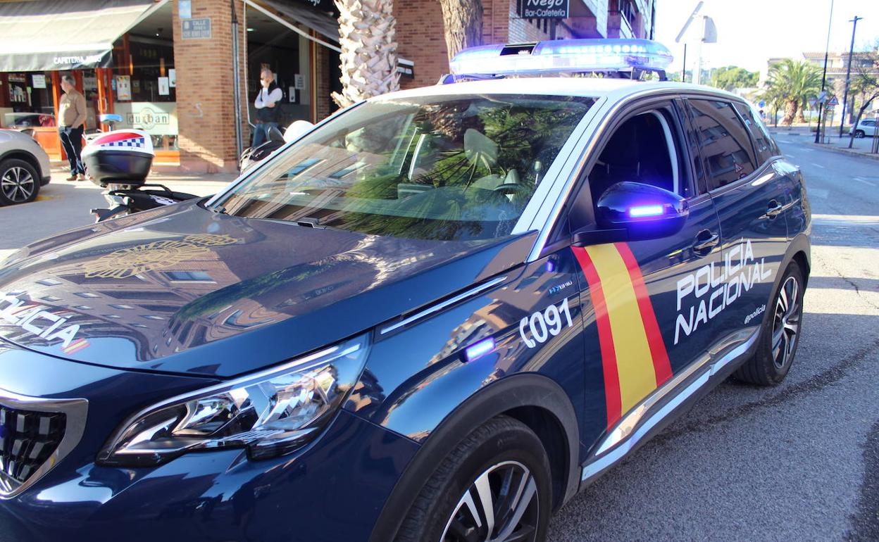 Intento de suicidio en Valencia | Una policía nacional de paisano evita que un hombre se tire desde la cornisa en Valencia