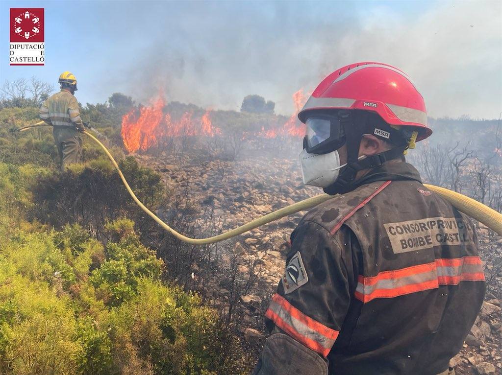 Fotos: Los bomberos siguen luchando contra el fuego en Bejís