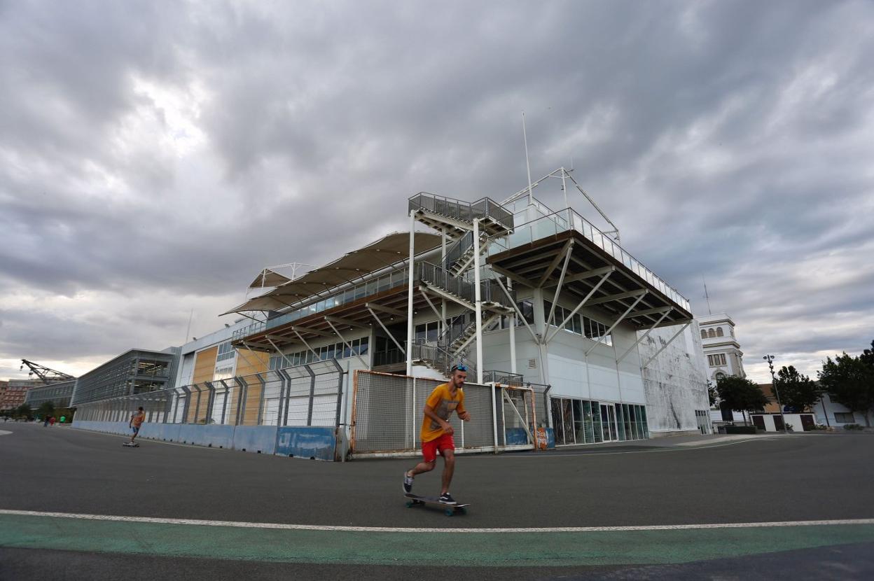 Un 'skater' pasa por delante de 'La Base' en una imagen de 2018. jesús signes