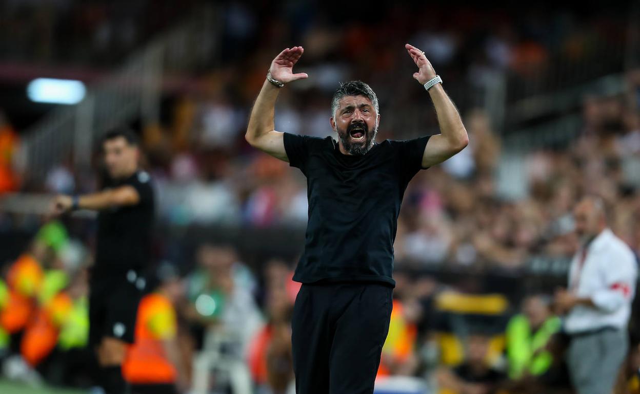 Gennaro Gattuso gesticula durante un partido.