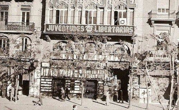 La librería Maraguat, en el bajo de la casa Noguera en la plaza del Ayuntamiento. 