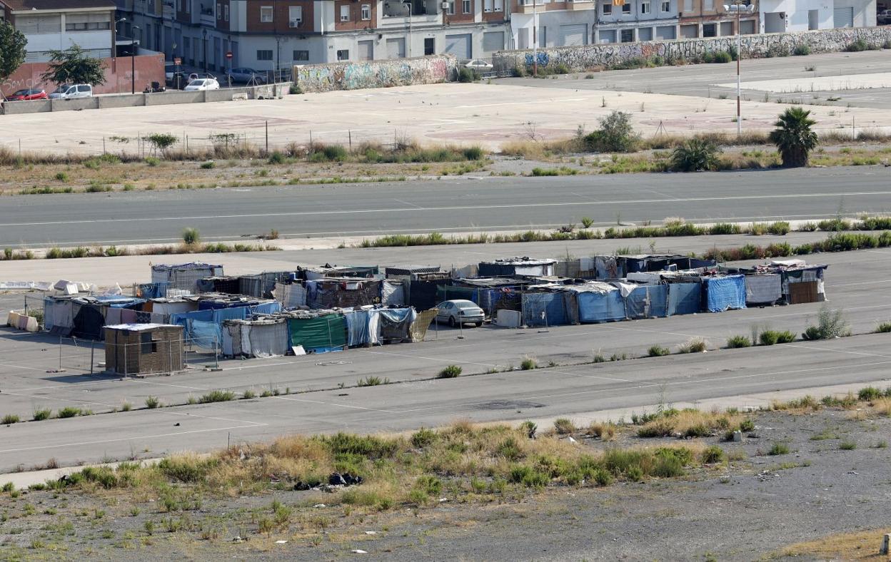 Asentamiento de chabolas en el Grao, en el antiguo circuito de Fórmula 1. jesús signes