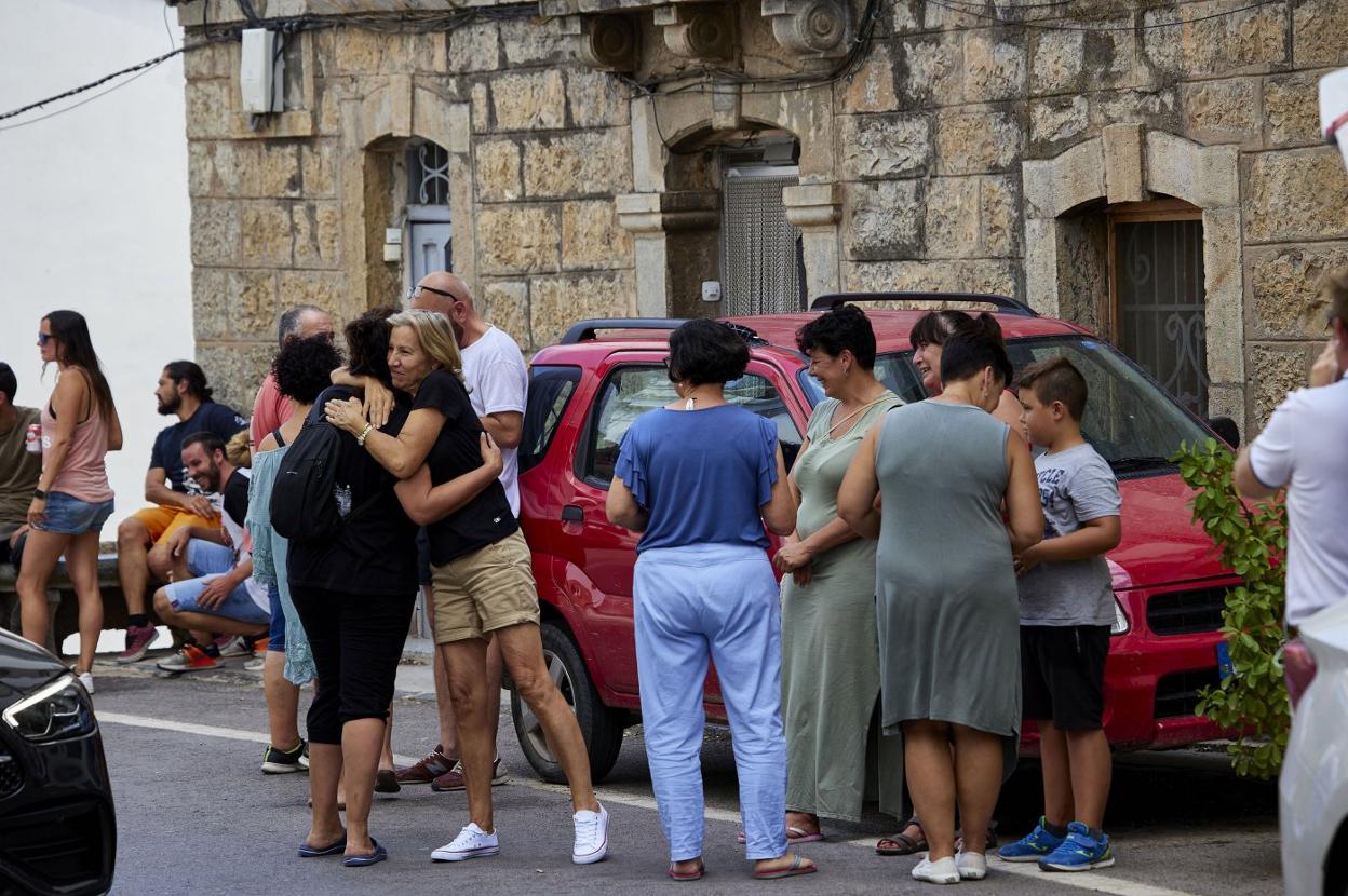 Vecinos de Teresa celebran su retorno al pueblo. iván arlandis