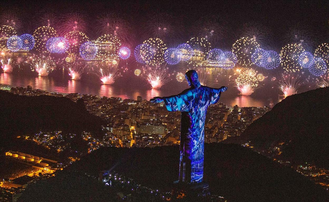 Video mapping creado por Siscar sobre el Cristo de Corcovado en Brasil. 