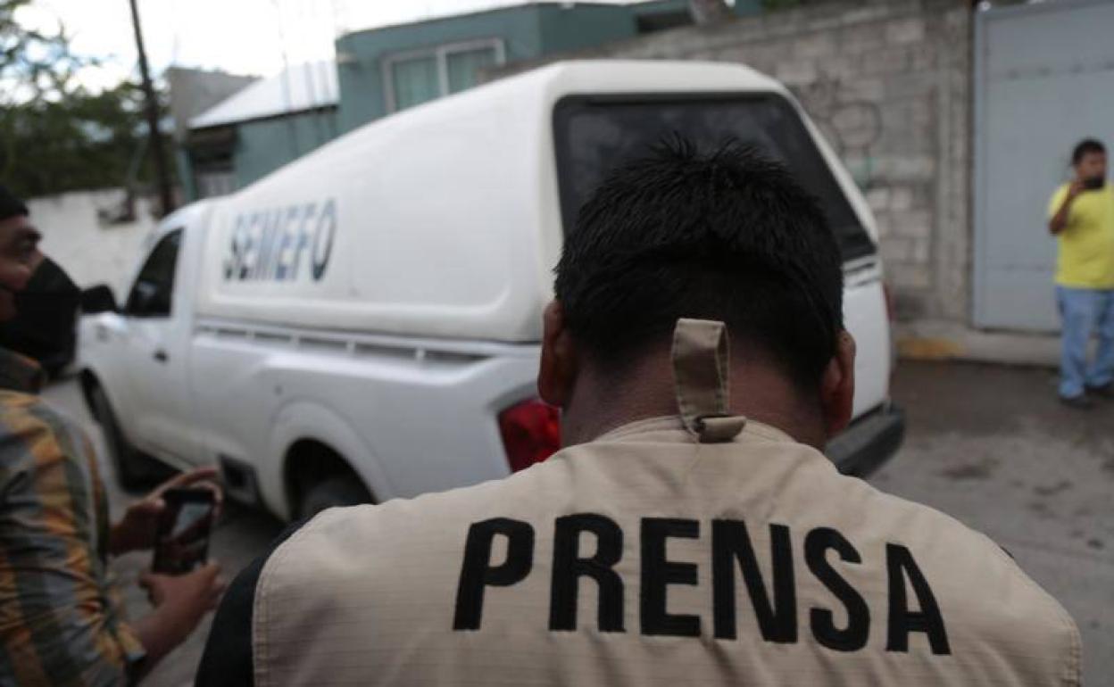 Un grupo de periodistas acude al lugar donde fue asesinado el periodista Fredy Román Román, este lunes en el municipio de Chilpancingo, estado de Guerrero (México).