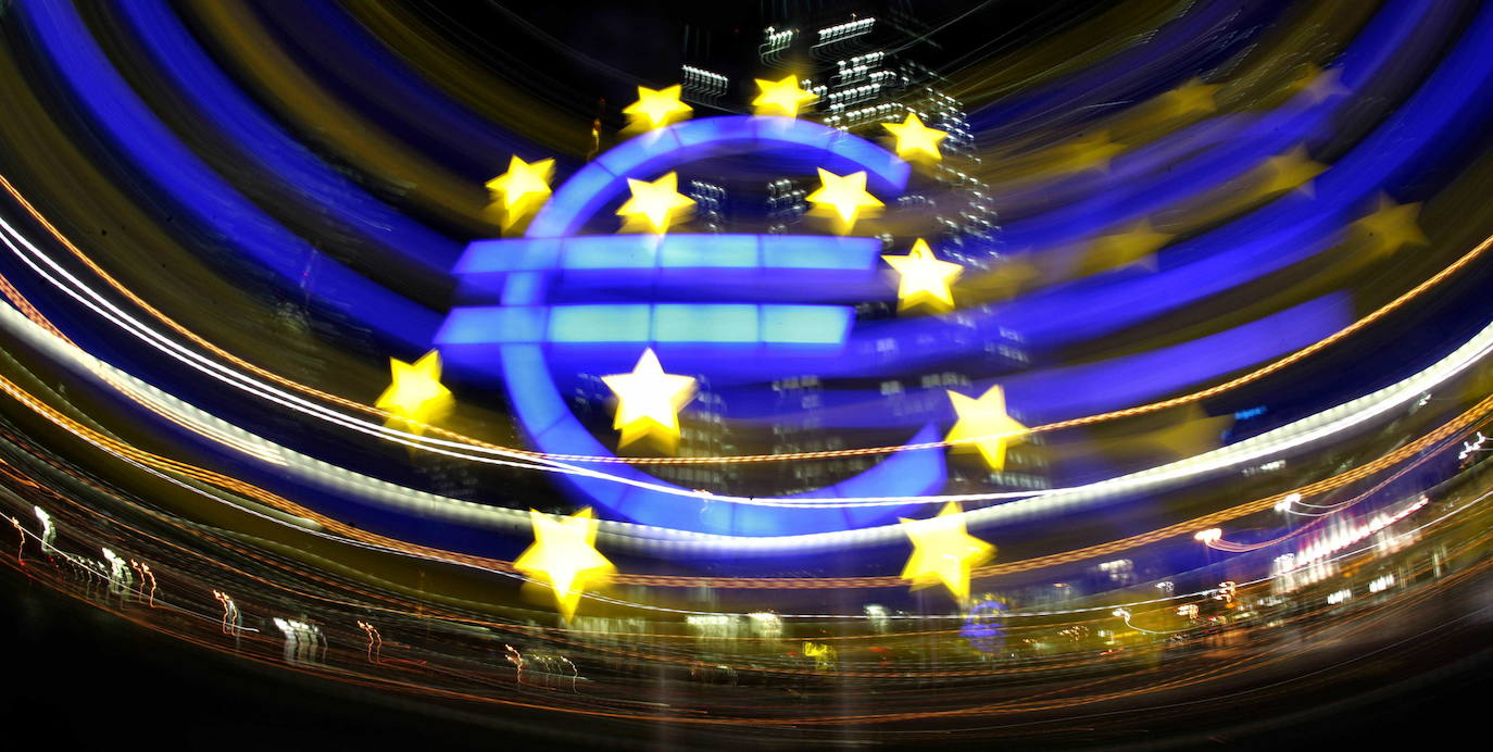 Logotipo del euro con las estrellas de la Unión Europea, en la sede del BCE. 
