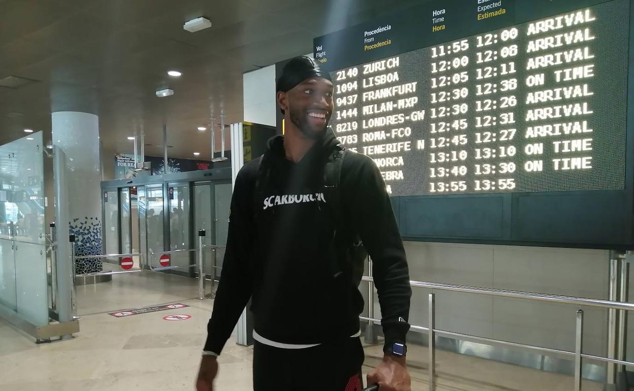 Alexander en su llegada al aeropuerto de Manises. 