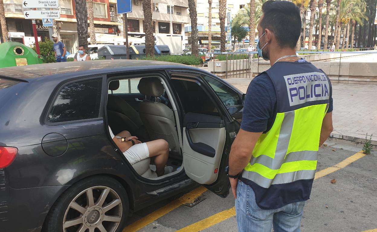 Un policía custodia a un detenido. 