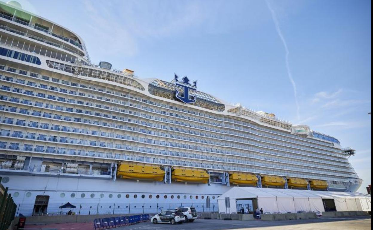 Un crucero atracado en Valencia. 