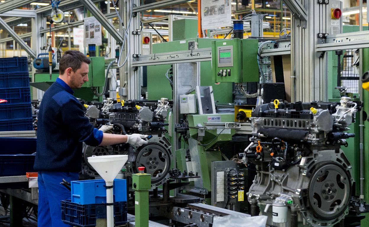 Un trabajador en la planta de Ford en Almussafes. 