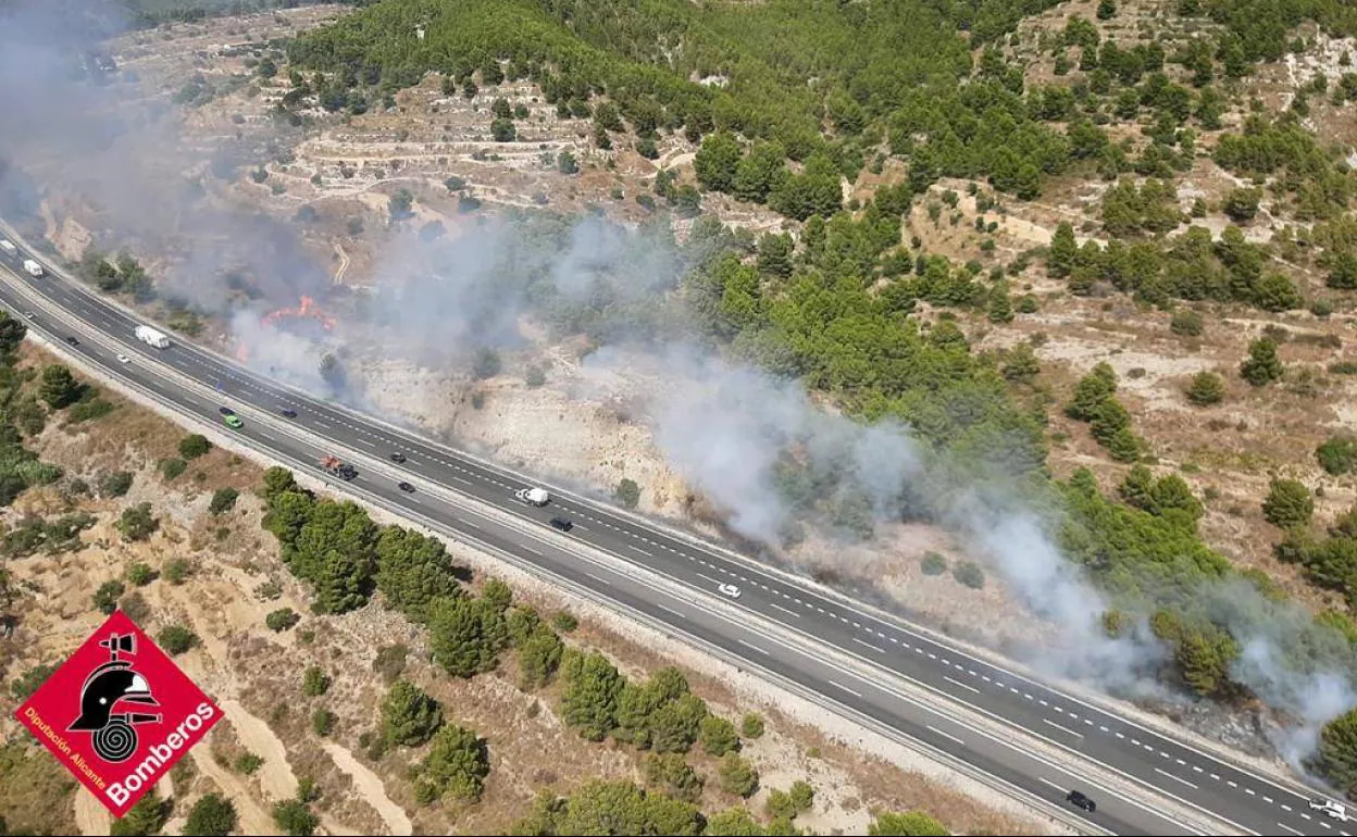 El humo del incendio junto a la autopista AP-7. 