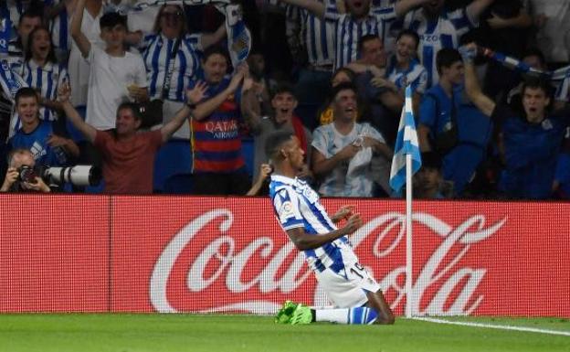 Isak (d) celebra su gol al Barça.