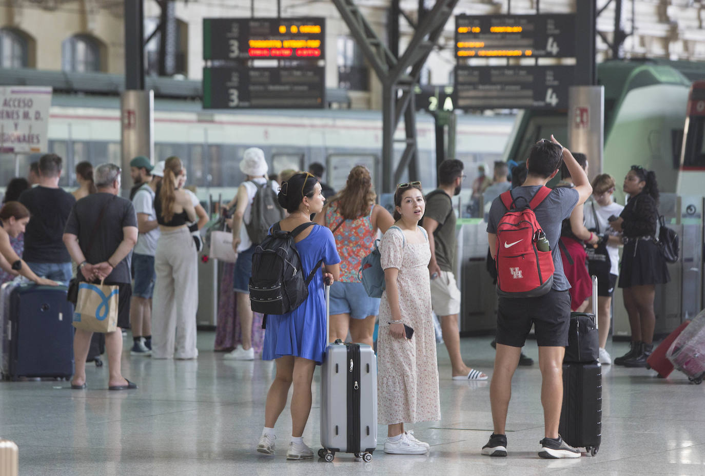 Los pasajeros hacen cola en la Estación del Norte en Valencia para conseguir el nuevo abono de RENFE