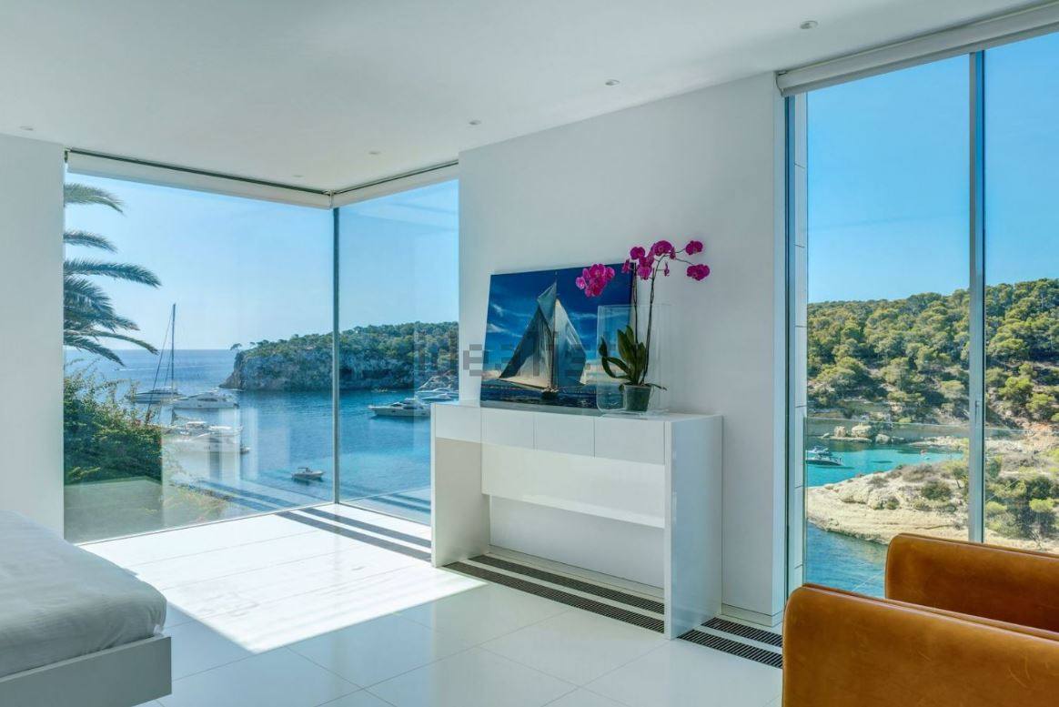 10.- Casa en Sol de Mallorca, Calvià. Esta extraordinaria villa de diseño goza de una fantástica ubicación sobre el mar, con insuperables vistas a la bahía de Portals Vells en Sol de Mallorca. La vivienda se encuentra en un solar de 2.187 m² con jardín y tiene una superficie construida de 1.300 m² además de 124 m² de terrazas abiertas. PRECIO: 21.000.000 de euros.