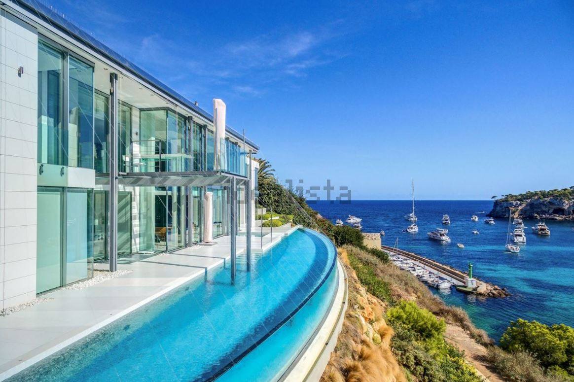 10.- Casa en Sol de Mallorca, Calvià. Esta extraordinaria villa de diseño goza de una fantástica ubicación sobre el mar, con insuperables vistas a la bahía de Portals Vells en Sol de Mallorca. La vivienda se encuentra en un solar de 2.187 m² con jardín y tiene una superficie construida de 1.300 m² además de 124 m² de terrazas abiertas. PRECIO: 21.000.000 de euros.