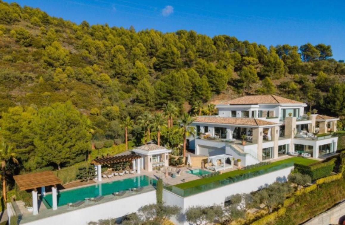 3. Villa en Marbella, Málaga. Villa Olympus es una espectacular residencia situada en una Cascada de Camoján, una de las comunidades privadas más prestigiosas de Marbella. Sus 9 lujosos dormitorios garantizan el confort junto al spa, hammam, gimnasio, sauna, sala de cine y un largo etcétera de comodidades.PRECIO: 27,5 millones de euros.