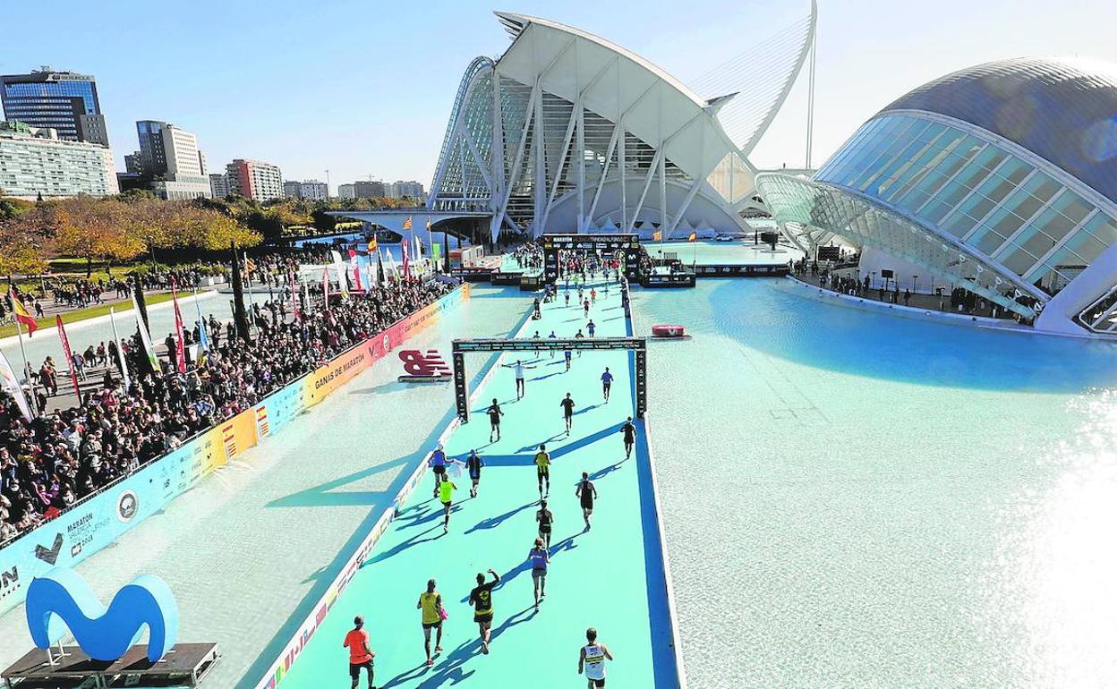 Atletas sobre la pasarela azul junto a L'Hemisfèric.