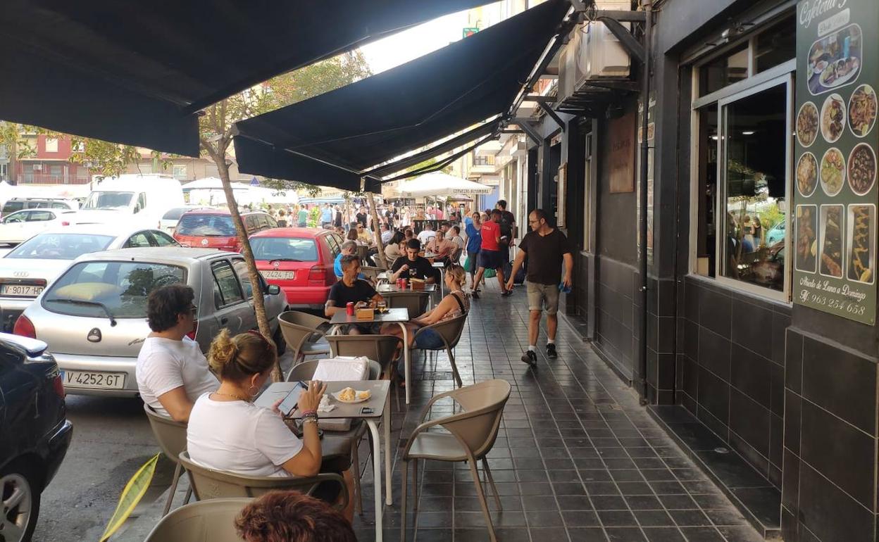 Terraza del bar Júcar, en la plaza del mercado del Cabanyal.