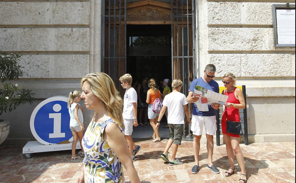 Visitantes en la puerta de la Oficina de Turismo del Ayuntamiento. 