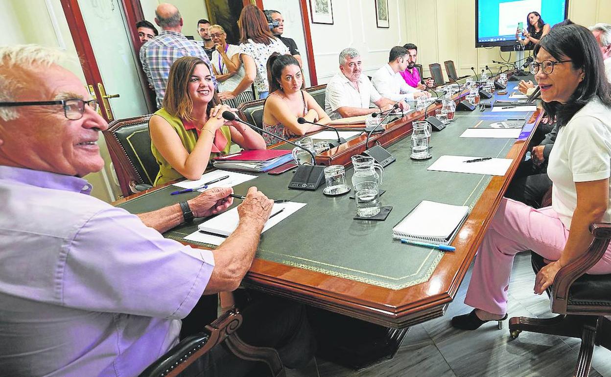 Layhoon (derecha), enfrente de Sandra Gómez y con Joan Ribó en primer plano, en la última reunión en el ayuntamiento.