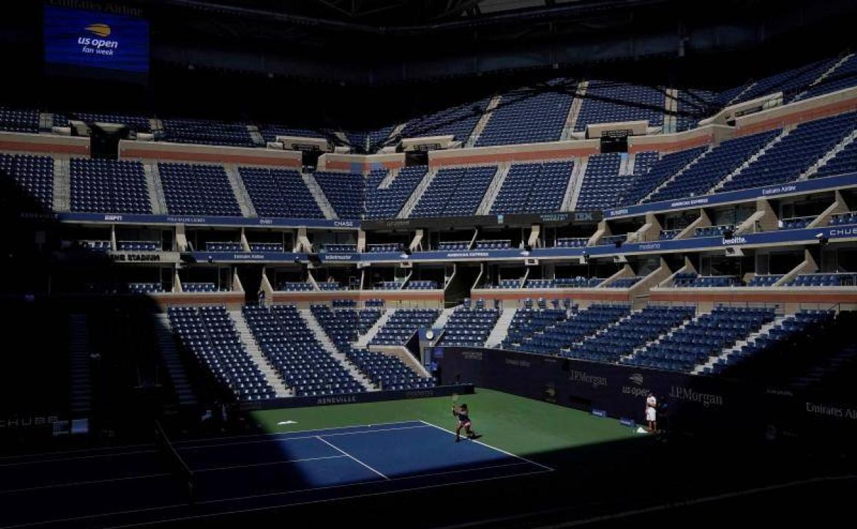 Serena Williams entrena en la pista Arthur Ase.