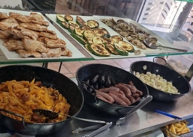 Imagen secundaria 1 - La vitrina a primera hora de la mañana luce así. Pepa Navarro, preparando tortillas de patata.