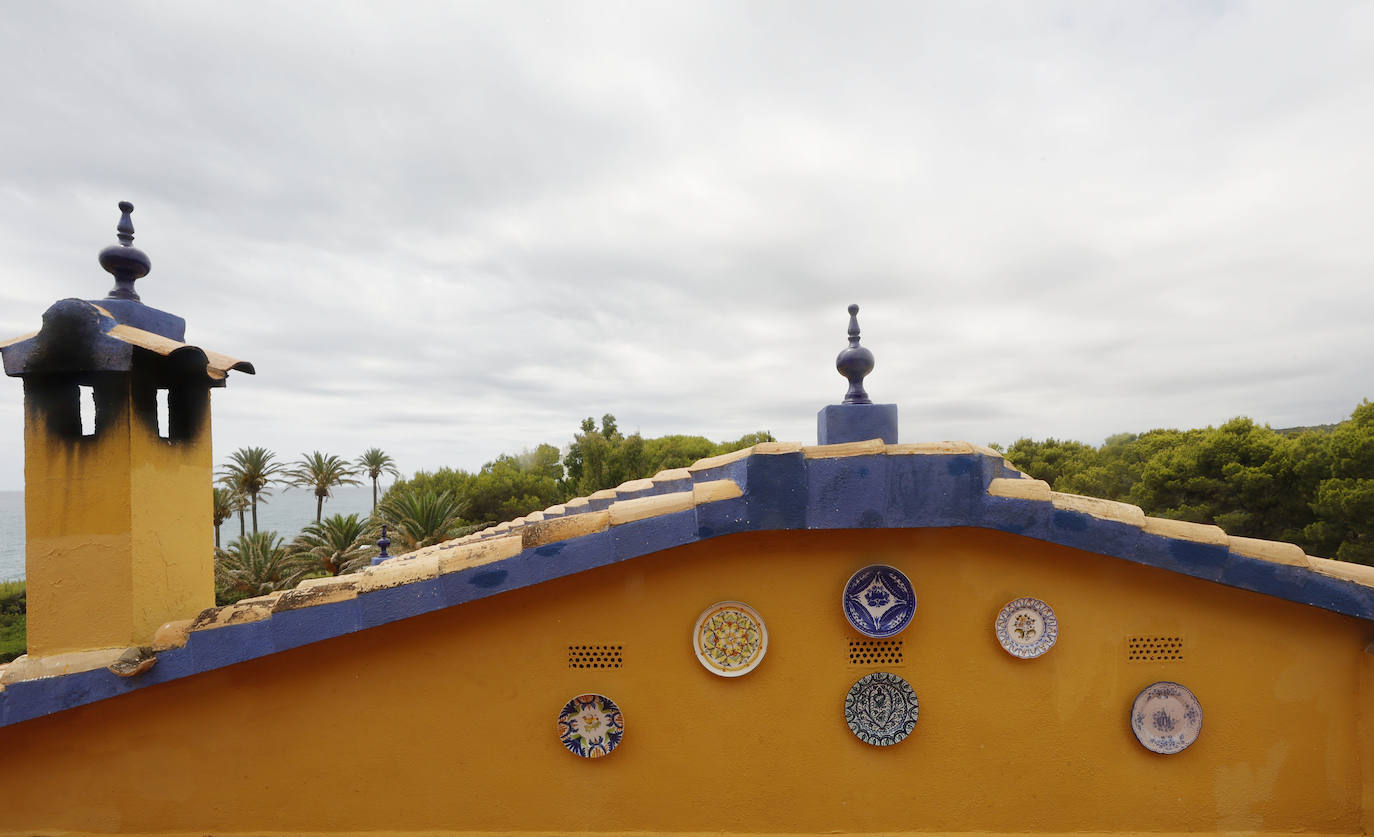 La cerámica valenciana forma parte de la decoración de la casa, pintada de naranja y azul.