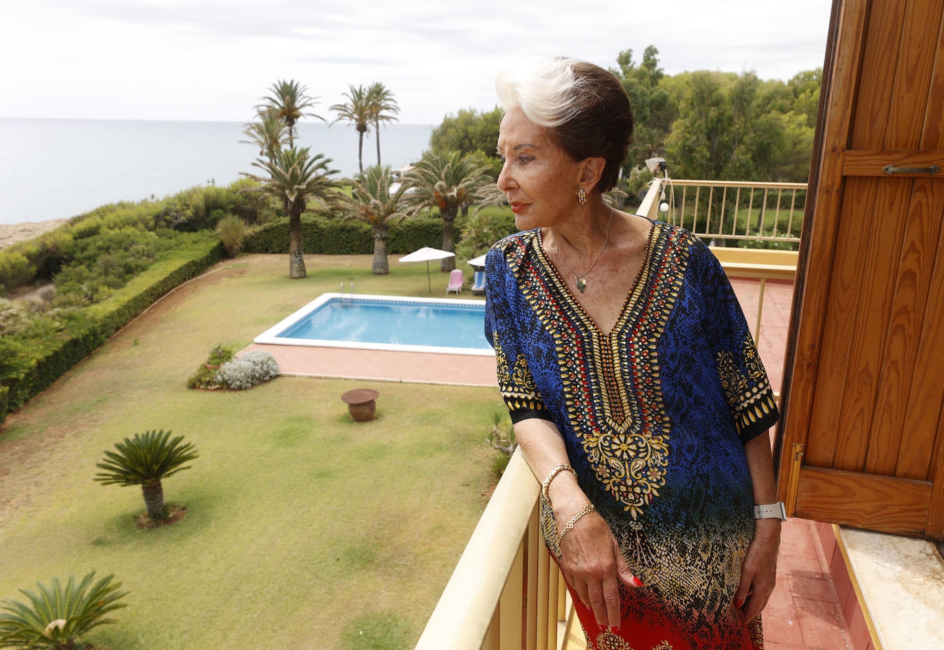 Marisa Marín, en el mirador que corona su casa en Alcossebre, en el parque natural de la Sierra de Irta.