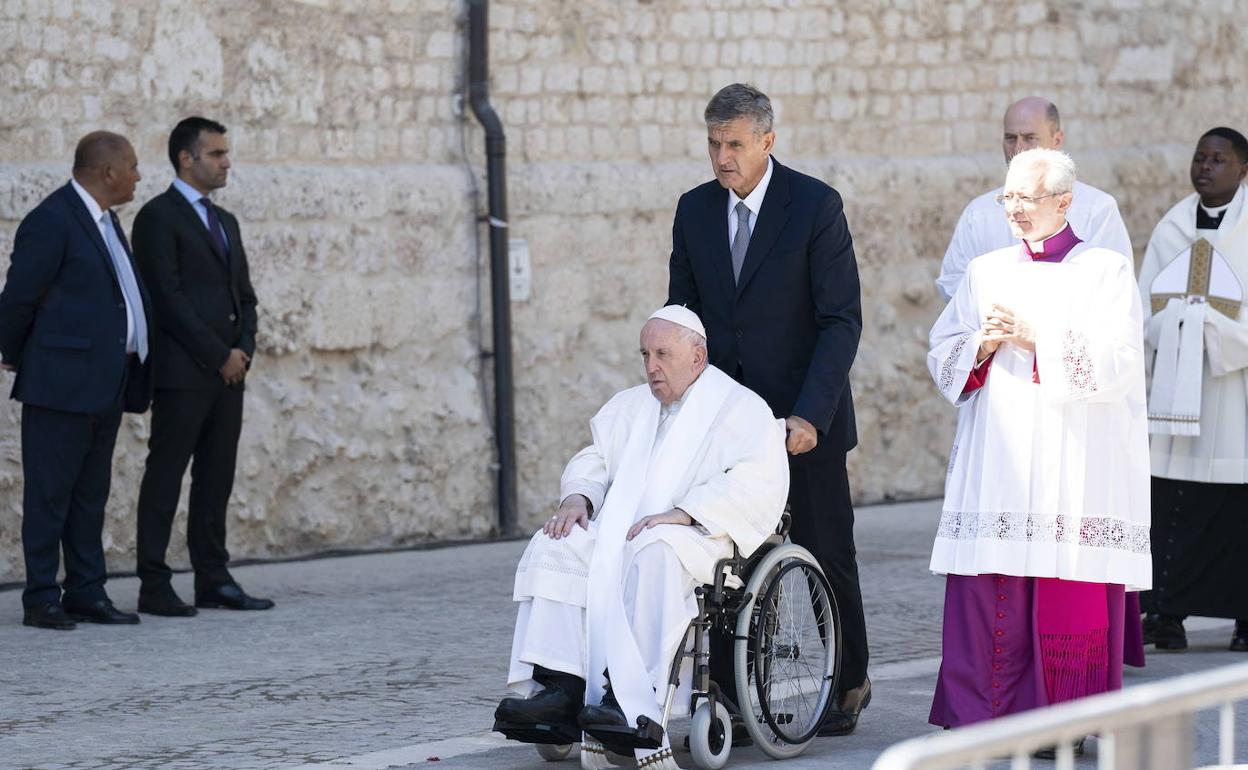 El Papa Francisco, en su visita a la tumba de Celestino V