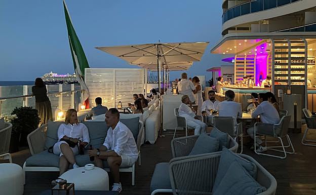 Pasajeros vestidos de blanco, para celebrar la noche ibicenca, la última noche, la de despedida.