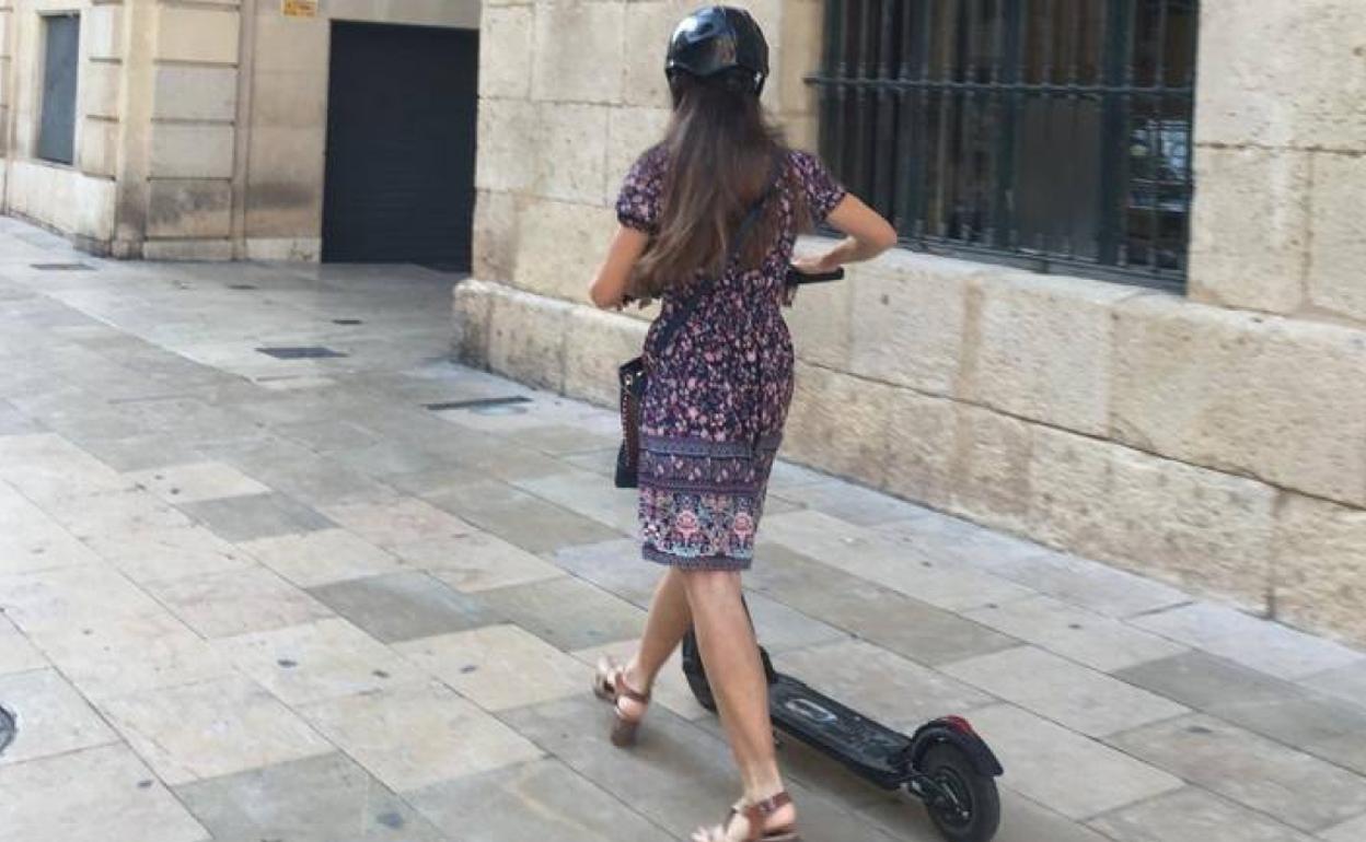 Una mujer frente a la entrada del Ayuntamiento de Alicante. 